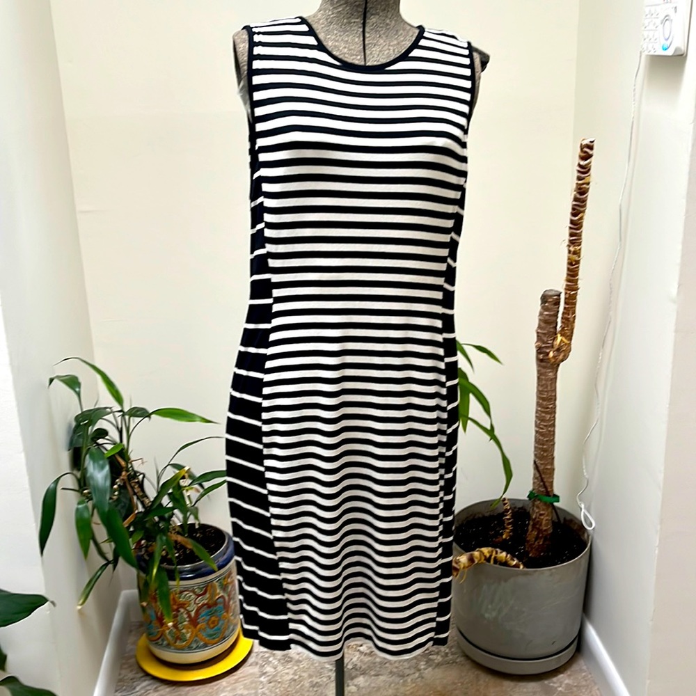 Vince Camuto fully lined sleeveless dress.